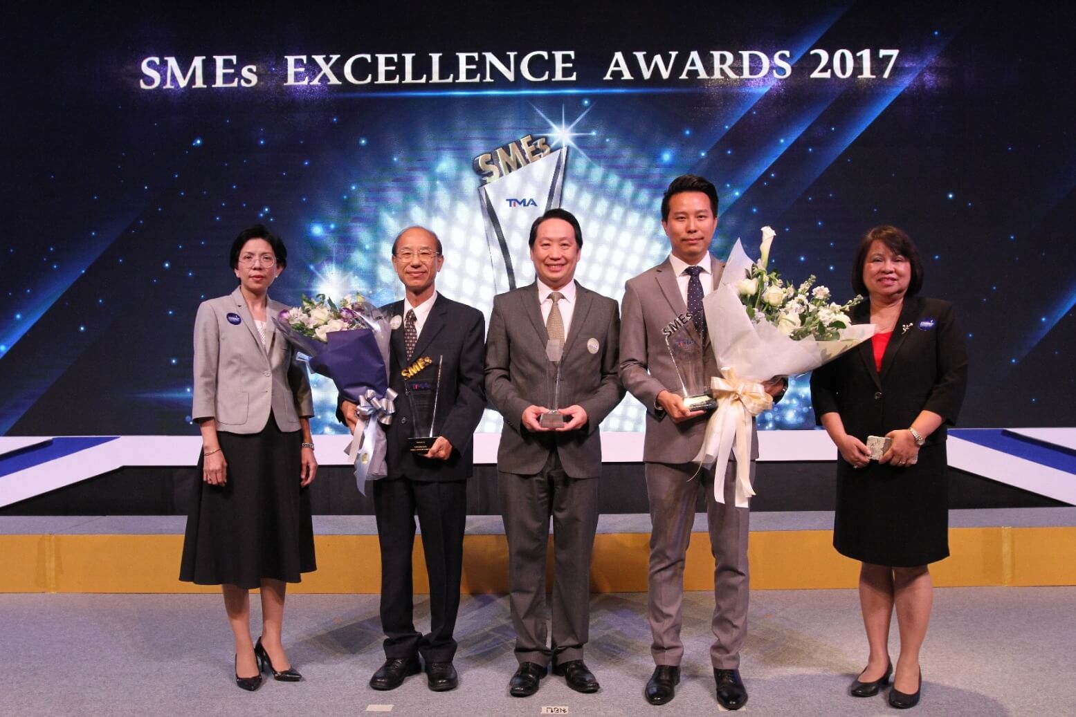 BBL ร่วมแสดงความยินดีกับ 2 ลูกค้าเอสเอ็มอี คว้ารางวัล ในงาน SMEs Excellence Awards 2017