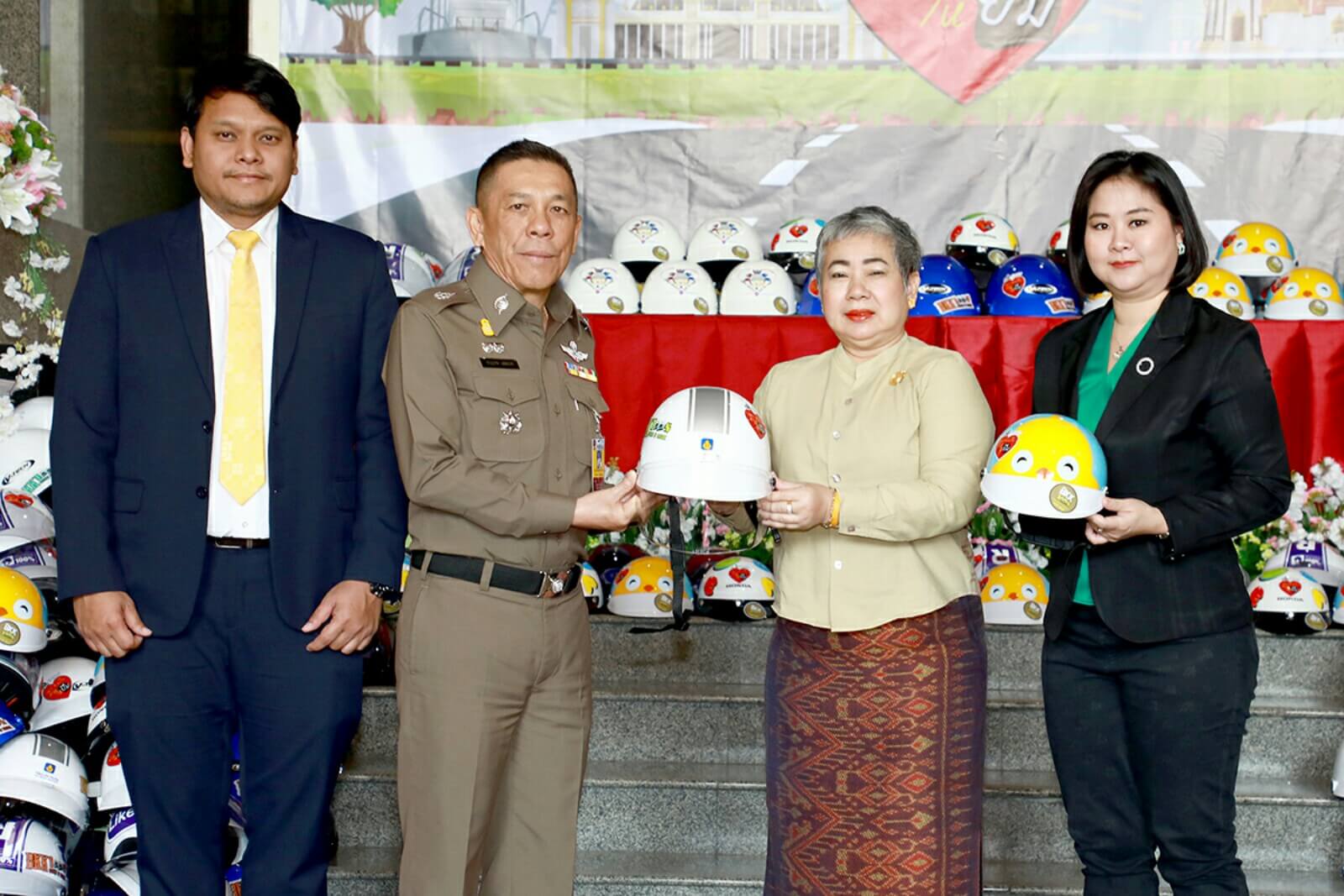 มอบหมวก บก จร-02-1600×1067