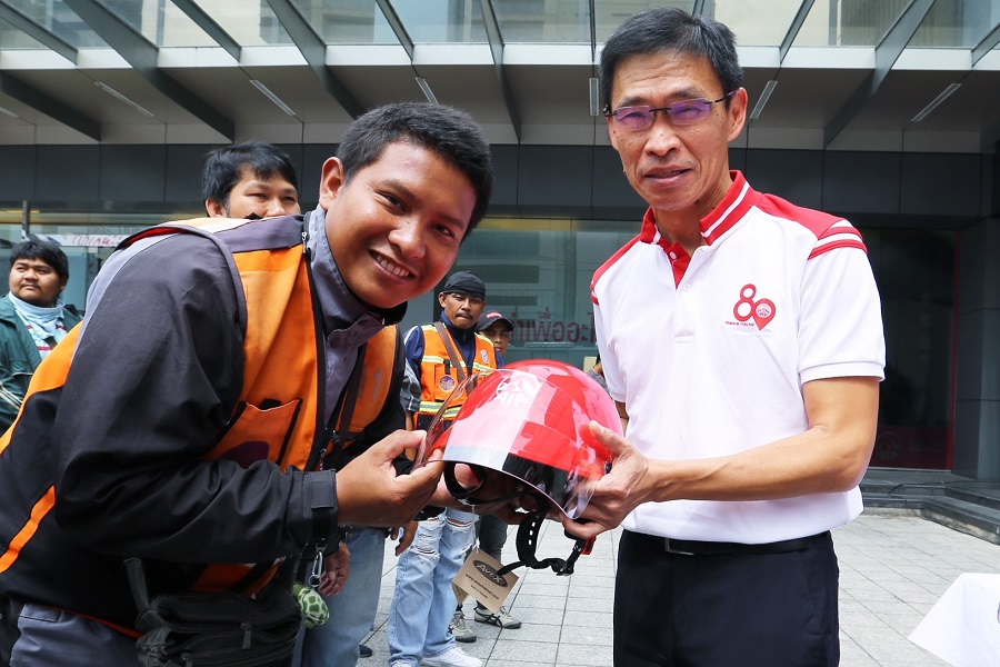 AIA มอบหมวกนิรภัย (2)