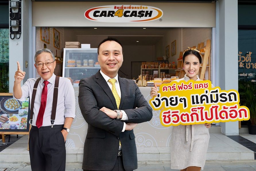 นายพรเทพ ถิรสุนทรากุล (กลาง) ผู้อำนวยการอาวุโส ผู้บริหารสายงานการตลาด