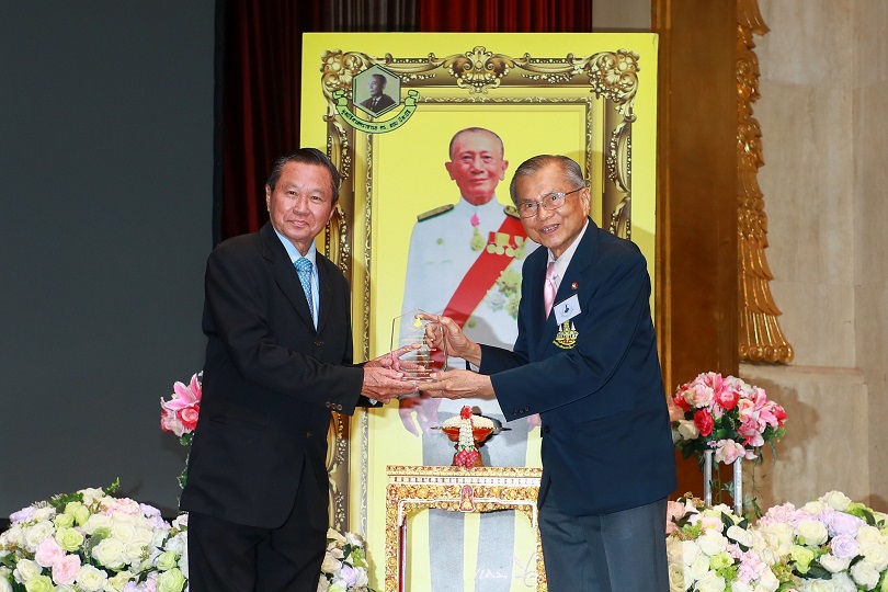 รับโล่มูลนิดร.แถบ