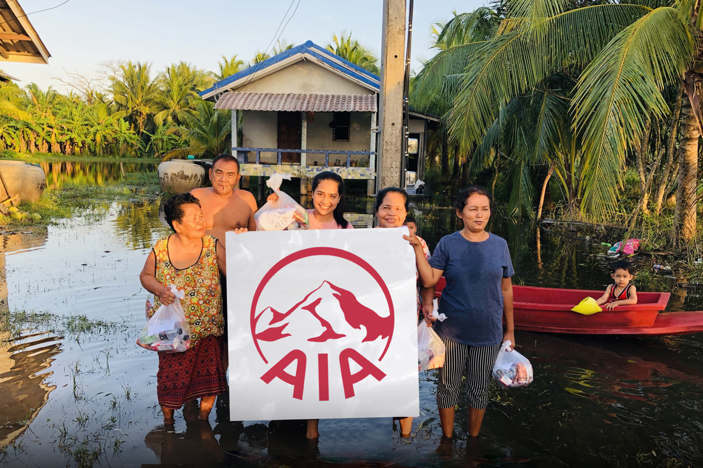 เอไอเอมอบถุงยังชีพผู้ประสบภัยพายุปาบึก (2)