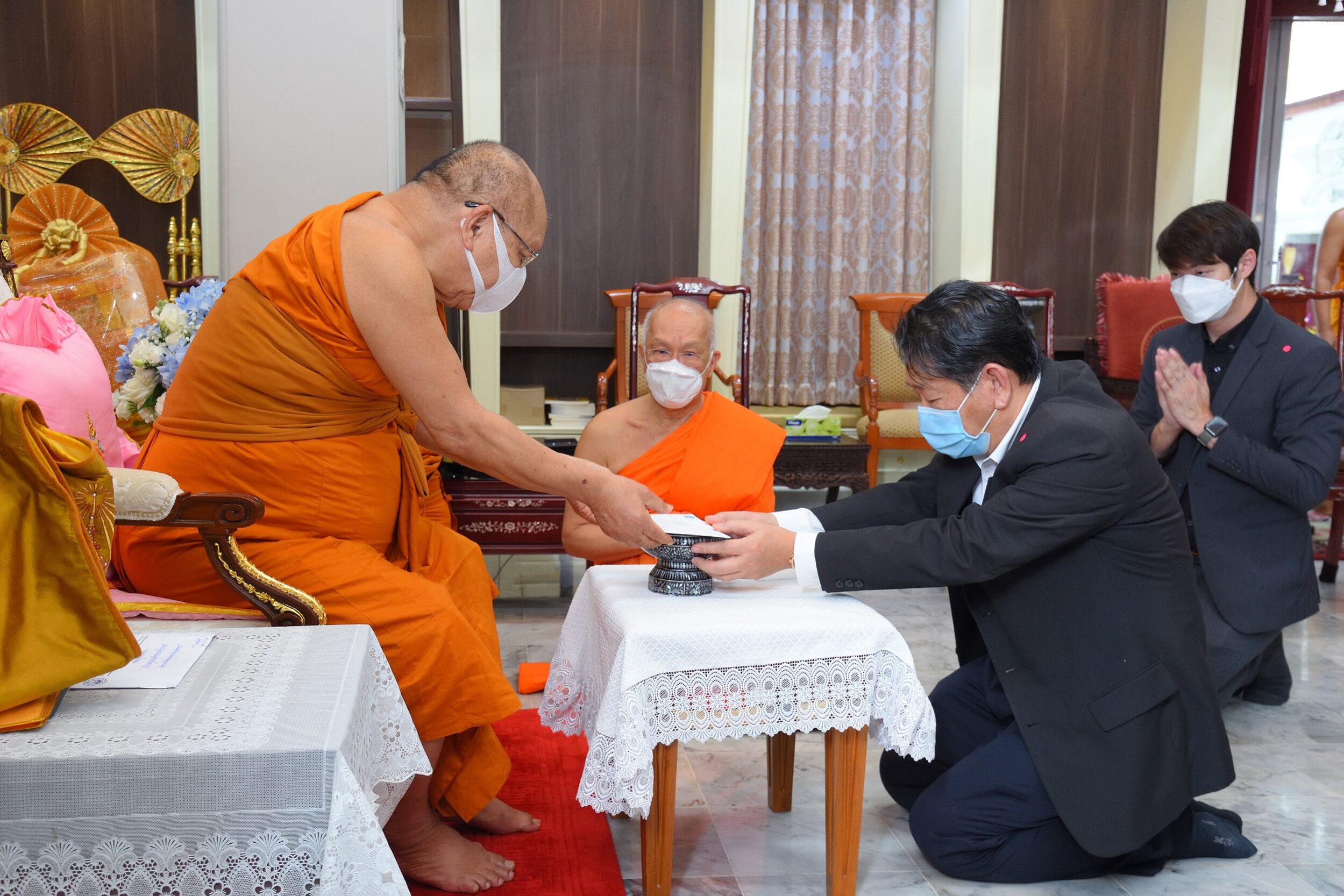 ไทยประกันชีวิตถวายเงินทำบุญ