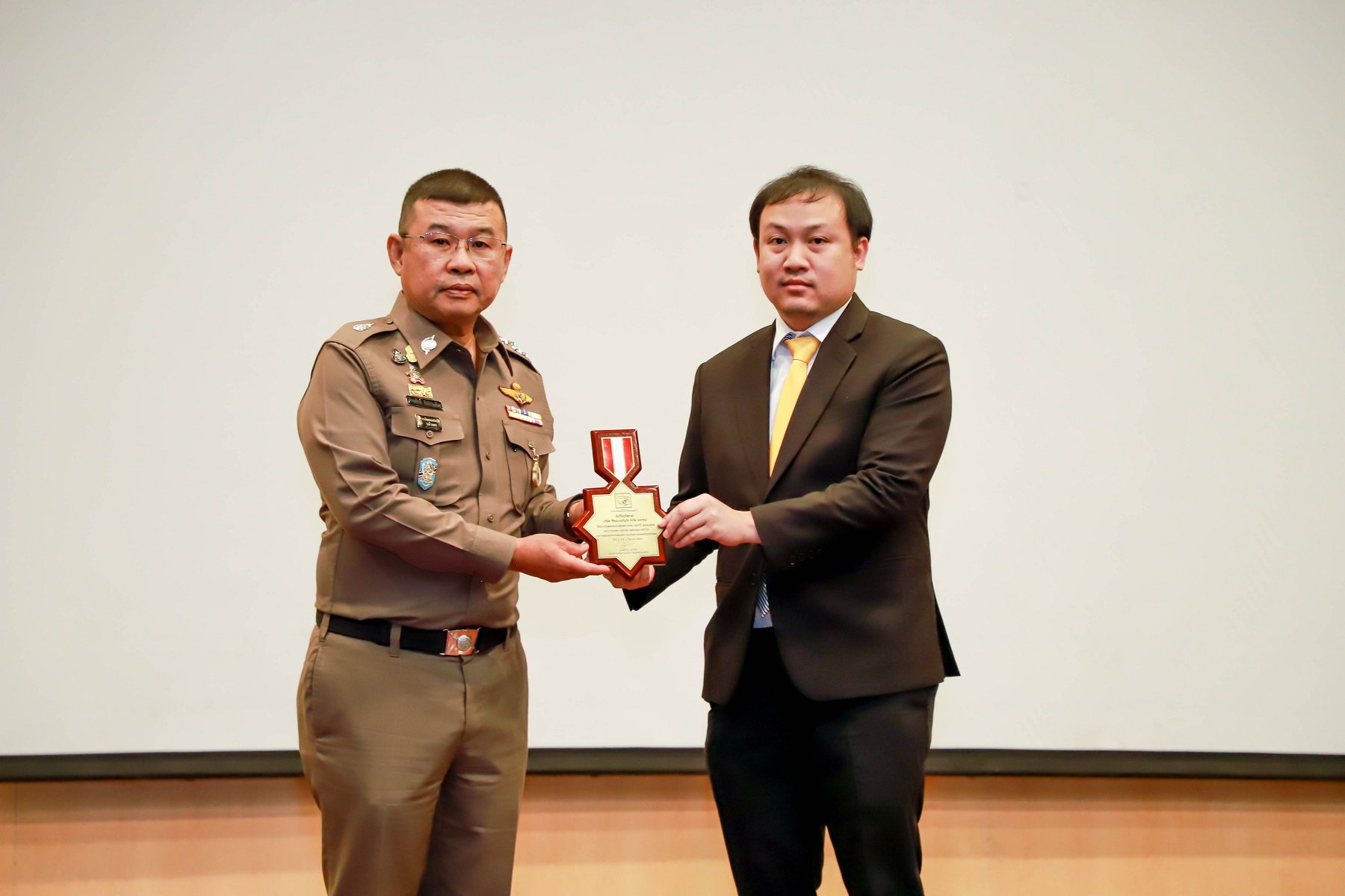 01มอบโล่