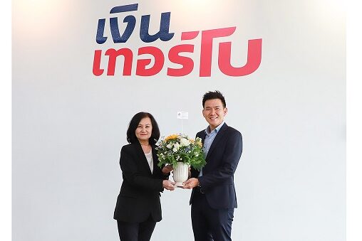 ภาพประกอบข่าว มอบดอกไม้แสดงความยินดี นายสุธัช เรืองสุทธิภาพ นายกสมาคมฯ คนปัจจุบัน