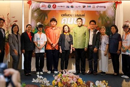 เวทีรณรงค์คนชลสวมหมวกนิรภัยฯ 2