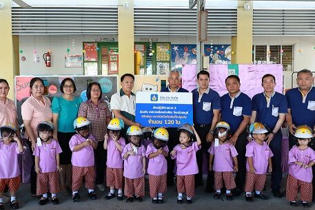 01_มอบหมวกนิรภัยเด็กเล็ก จ.ชลบุรี