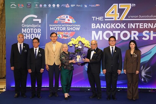 01_Motorshow มอบดอกไม้