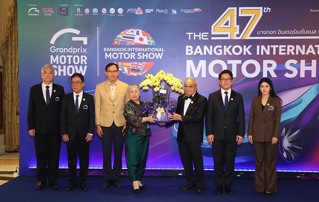 01_Motorshow มอบดอกไม้