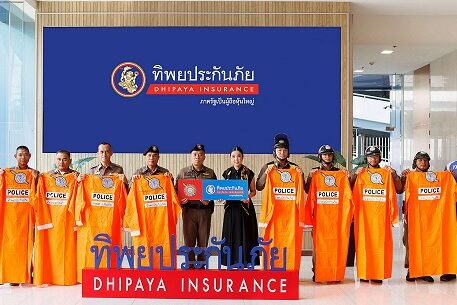 01_มอบเสื้อกันฝน ทุ่งมหาเมฆ